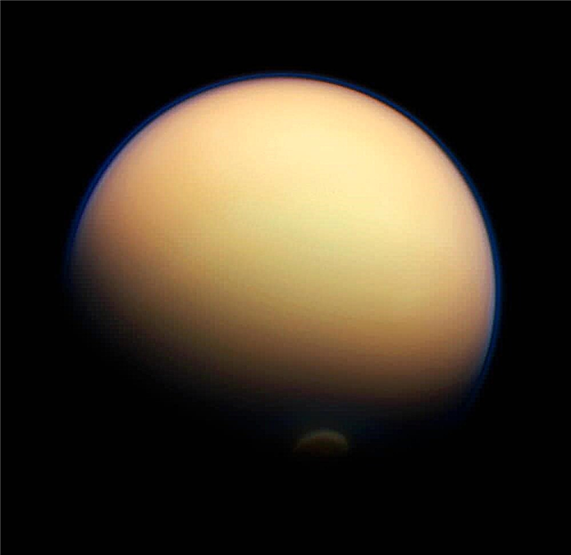 Titan svítí v posledních Cassini Shots