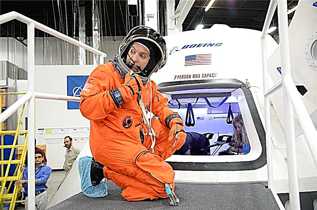 رواد الفضاء يتسلقون على متن كبسولة الطاقم التجارية بوينغ CST-100 للاختبارات الرئيسية