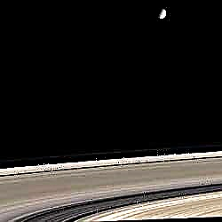 Enceladus Saturnuksen renkaiden yläpuolella