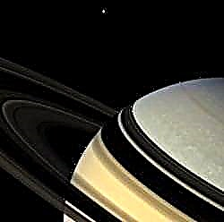Imej Baru yang Menakjubkan dari Cassini's Close Flyby of Rhea