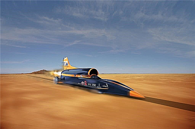 Une voiture record de vitesse terrestre de 1 000 mi / h allume ses moteurs