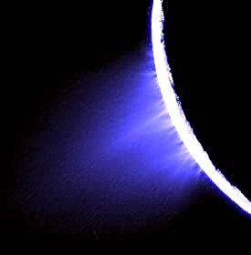 Yeraltı Su Depoları Enceladus'ta Güç Gayzerleri