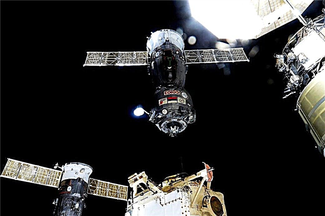Ο διαστημικός σταθμός Trio επιστρέφει με ασφάλεια στη γη για προσγείωση σπάνιας νύχτας μετά από αποστολή 141 ημερών