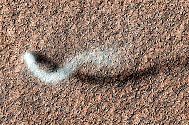 شيطان غبار ضخم على كوكب المريخ تم التقاطه أثناء العمل