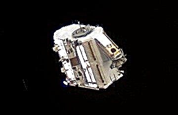Velký kus vesmírného nevyžádaného prostoru ISS je snadno pozorovatelný (video)