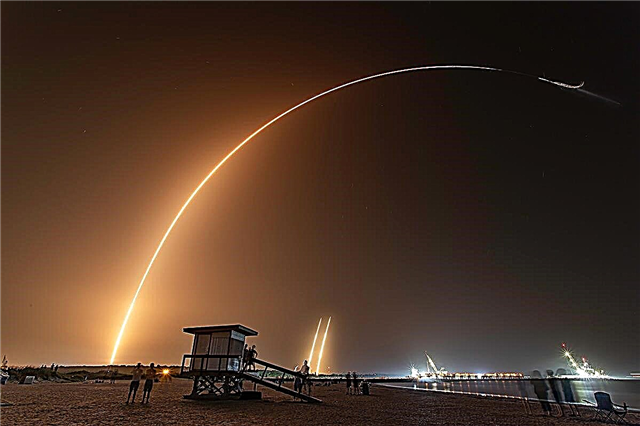 O terceiro lançamento pesado do Falcon lança 24 cargas úteis em órbita, incluindo uma vela solar. Não fura bastante o pouso