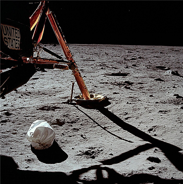 الصورة الأولى من القمر