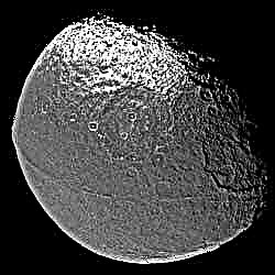 Iapetus는 토성의 고리 중 하나를 소비 했습니까?