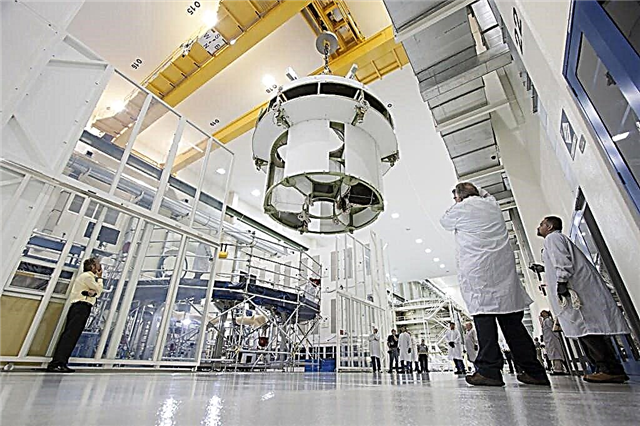 O módulo de serviço Orion se reúne e o teste confirma o projeto de voo para a explosão de 2014
