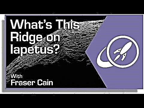 O que é esse cume em Iapetus?