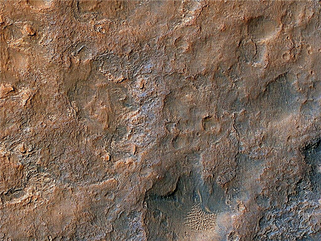HiRISE boduje Kurzor zvedavosti a sleduje stopy z obežnej dráhy