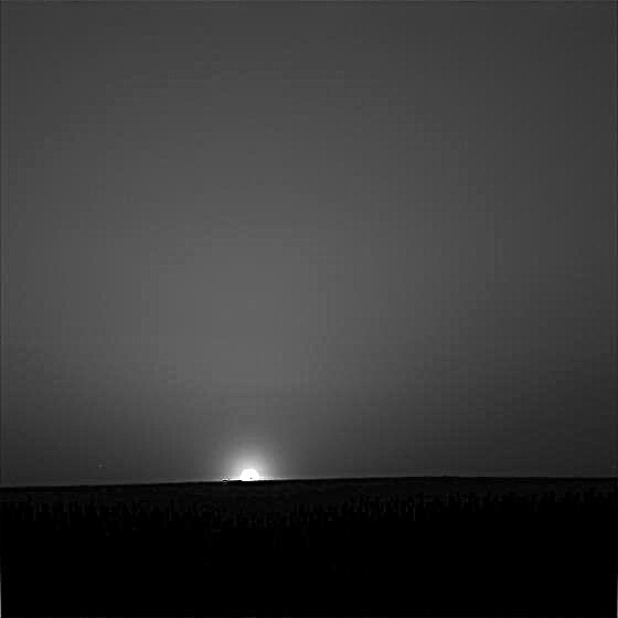 พระอาทิตย์ขึ้นที่หนาวเย็นบนดาวอังคาร