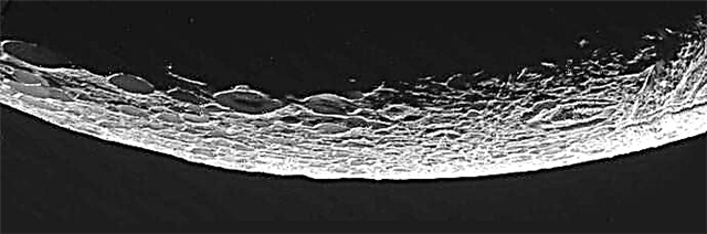 Enceladus och dess vattengeysrar poserar igen för Cassini