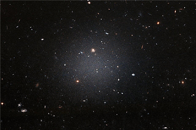 ฮับเบิลพบกาแล็กซีที่แทบไม่มีสสารมืด