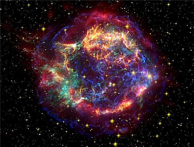 Нейтронная звезда в ядре Cas A имеет углеродную атмосферу