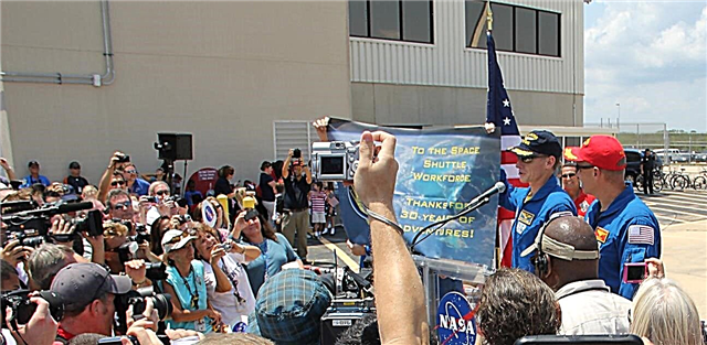 A tripulação final do Atlantis e a NASA agradecem à força de trabalho de transporte com o espaço voado Tribute Banner