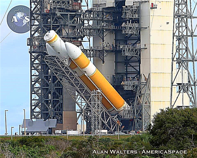 Cohete pesado ULA Delta IV rodado a la plataforma de lanzamiento del cabo y elevado para el primer vuelo de Orión