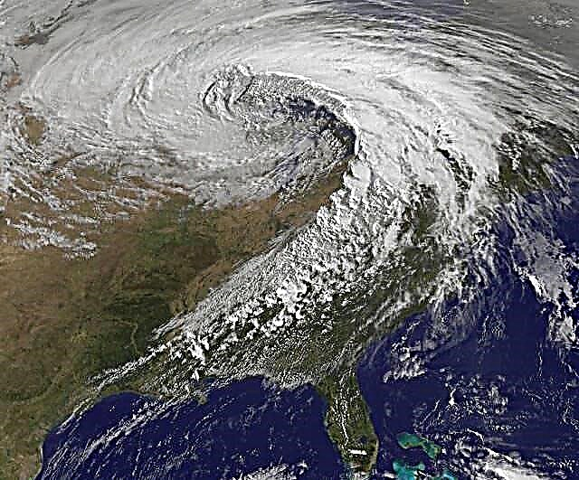 Najintenzívnejšia búrka v histórii narezá po USA - ako je vidieť z vesmíru