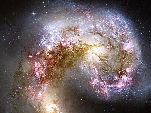 Сблъскащи се галактики създадоха първите черни дупки