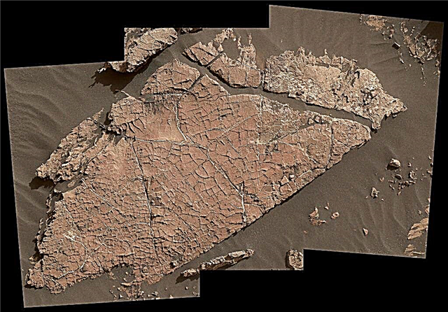 يجد الفضول منطقة من الطين المجفف القديم. كان يمكن أن يكون واحة قبل مليارات السنين