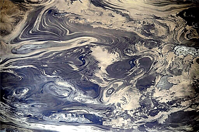 Ob Sie es glauben oder nicht, diese atemberaubende blaue Landschaft ist vom Weltraum aus gesehen eine Wüste