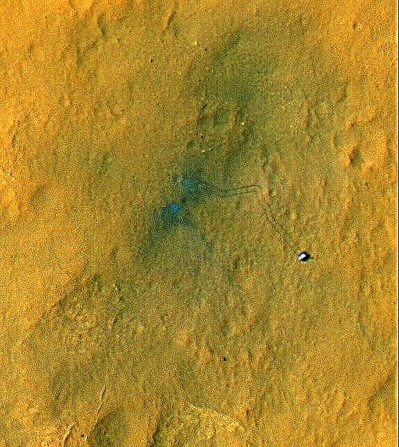 Smalsumas judant! „HiRISE Spies Rover“ vikšrai ant Marso