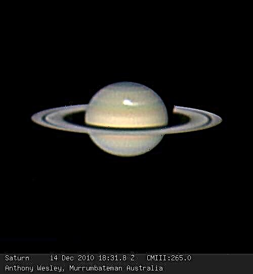 Tempestade branca brilhante furiosa em Saturno