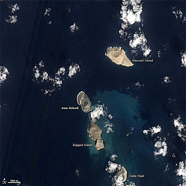 Vista satelital clara de la isla más nueva de la Tierra