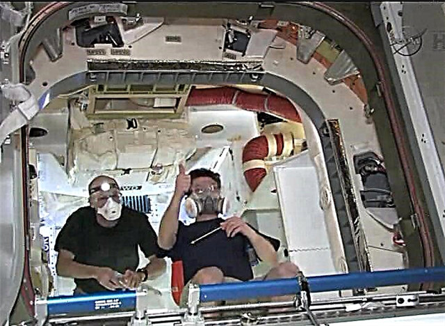 Station Astronauts Enter the Dragon - Primera cápsula privada en ISS