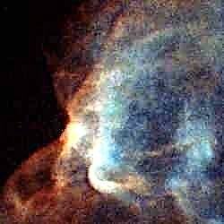 Kaip „Supernova“ smogia, keičiama ūko forma