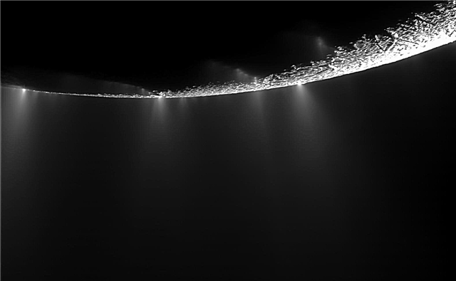 Гейзери на Енцеладі частково працюють від гравітації Сатурна