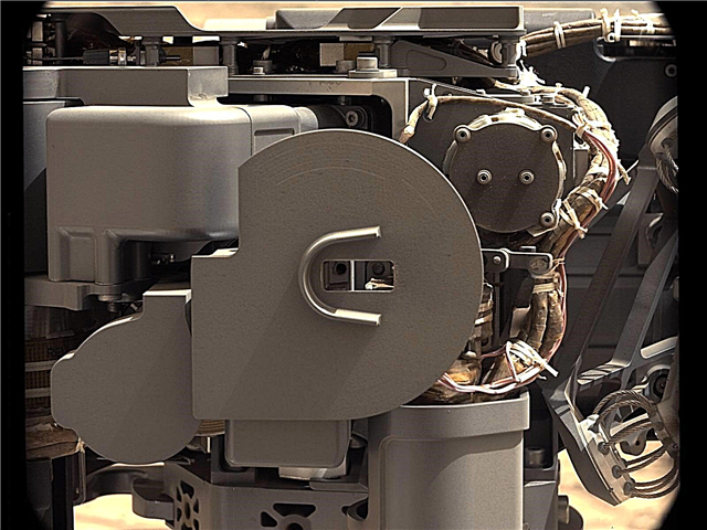 호기심 화성 로버는 회색 바위 가루의 첫 번째 샘플을 먹는다