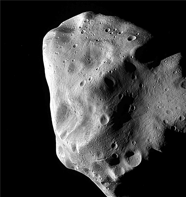 L'astéroïde Lutetia ... un morceau de terre?