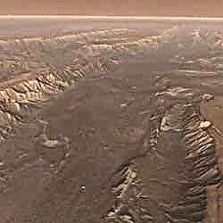 Survol d'un canyon martien