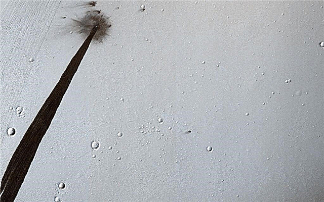 Um meteorito colidiu com o lado de uma cratera em Marte e começou um deslizamento de terra