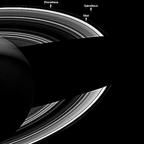 Saturns Mini-Monde richten sich nach Familienporträt aus