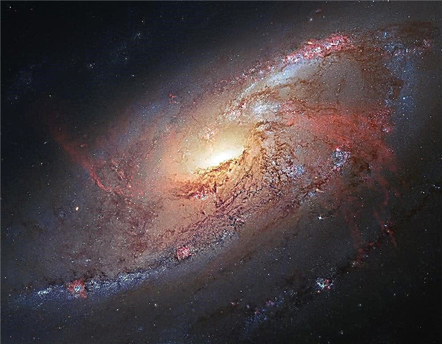 Messier 106: Astrônomos amadores e profissionais se unem para espiar os olhos da criação