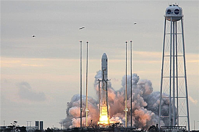 Racheta Antares se declanșează de la Virginia Bound pentru stația spațială cu nave de marfă Cygnus și tone de rețeaua de științe vitale