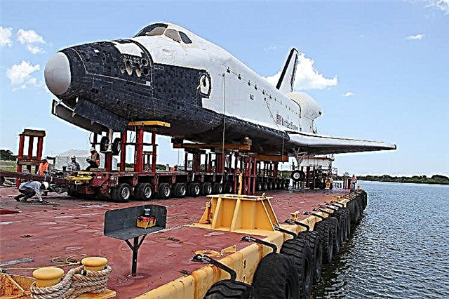 Shuttle Replica avgår Kennedy for Ocean Voyage til Houston på en lekter - Enterprise er neste