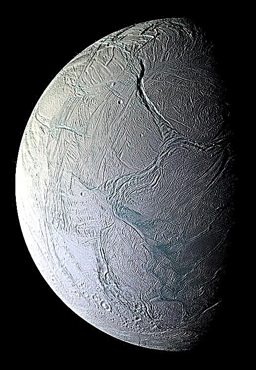 Incríveis imagens em close-up mostram que Encélado está mudando