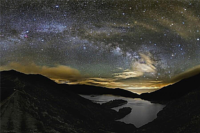Astrofotografía: cielo de leche en un lago de fuego