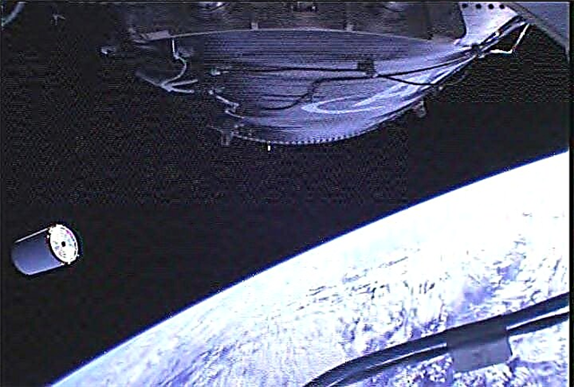 Страхотен образ от космоса: Симулаторът на масата Cygnus се отделя от ракетата Antares на Orbital