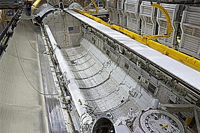 La NASA termina el suministro eléctrico y cierra las puertas de carga al retirarse el descubrimiento del transbordador