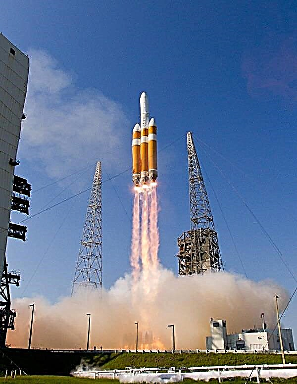 NROL-15 Spysat และ Delta 4 Heavy - Cape Launch Photo Gallery