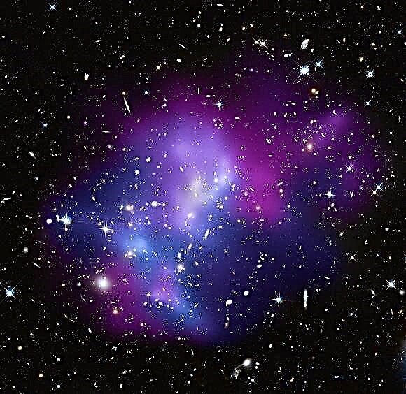 Des chercheurs décrivent l'amas de galaxies «le plus spectaculaire et le plus perturbé»