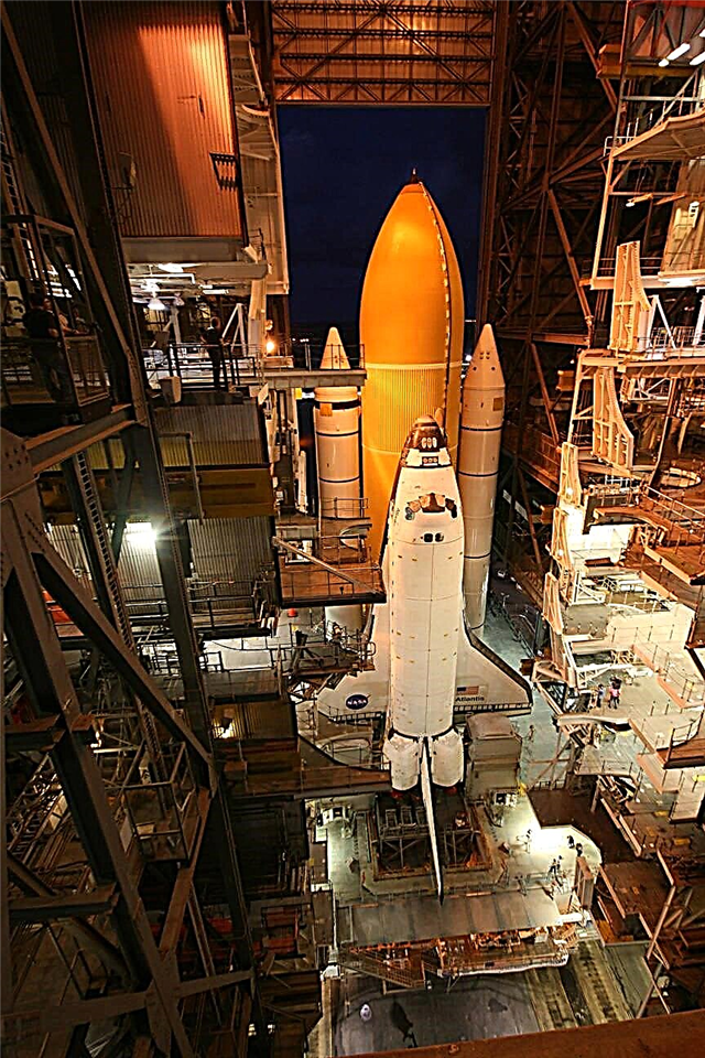 Last Shuttle Journeys ออกสู่ Launch Pad; Photo Gallery - นิตยสารอวกาศ