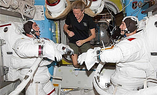 Die Eröffnungssequenz des heutigen ISS Spacewalk Highlight-Videos wird Ihre Space Socks umhauen