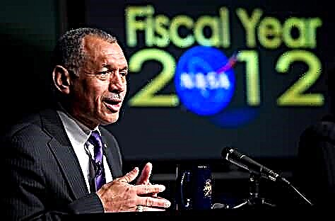 NASA уникає сокири бухгалтера