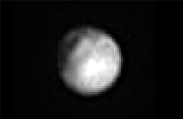 Ist das ein großer Krater auf Pluto? Pyramidenberg auf Ceres gefunden