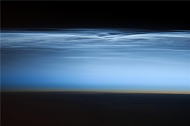 Nachtlichtende wolken afgebeeld door astronaut Chris Hadfield
